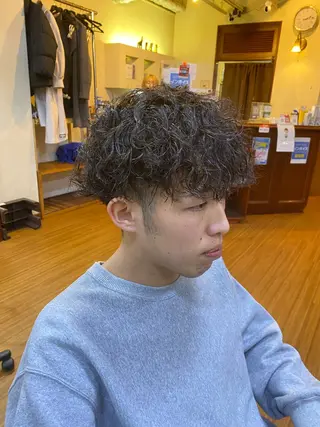 ミディアム パーマ メンズ メンズ特化 岸本 阪急六甲サロンドロイのヘアスタイル