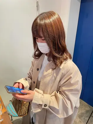 ミディアム MIOベージュカラー 柔らかいカラーのヘアスタイル