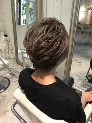 ショート カラー CALMHAIR 五十實淳のヘアスタイル