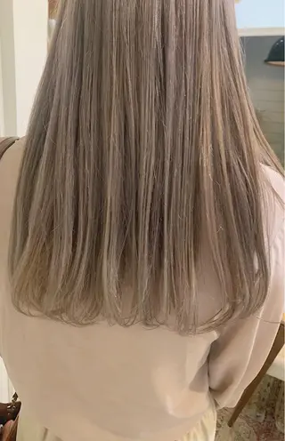 ロング カラー wakana/ 柔らかベージュカラーのヘアスタイル