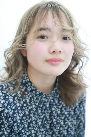 ミディアム カラー パーマ 岡元 朗弘のヘアスタイル