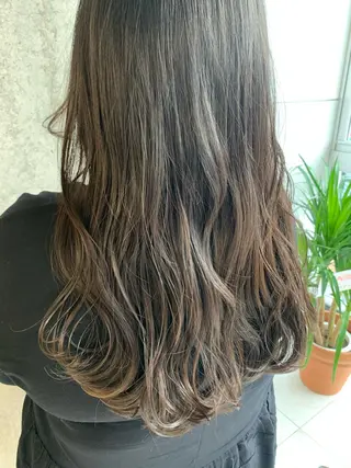 ロング カラー 梅本 有希のヘアスタイル