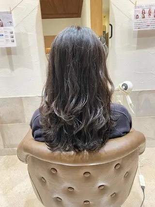 ロング カラー 辻出 綾弥のヘアスタイル