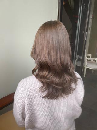 セミロング 髪質改善 ハイトーン 透明感 川﨑 翼のヘアスタイル