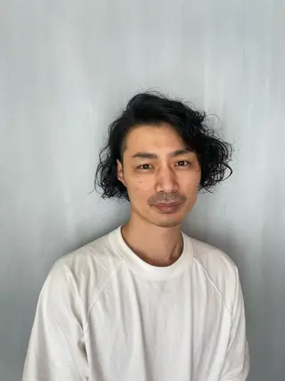 ショート パーマ メンズ TAI透明カラー 柔らかい縮毛矯正のヘアスタイル