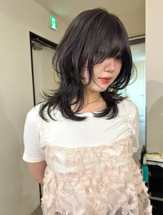 ミディアム カラー mizuki/ピンク ベージュ.レイヤーのヘアスタイル