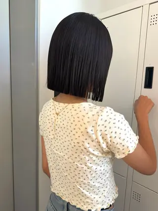 ショート カラー 切りっぱなしボブ レイヤー/縮毛矯正のヘアスタイル