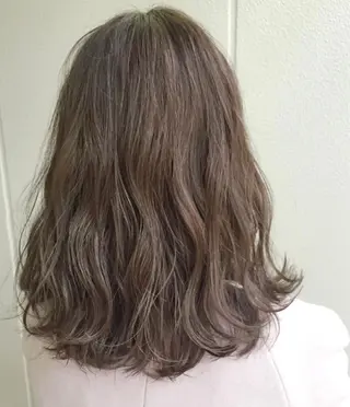 セミロング カラー ヘアアレンジ 🪄🫧ハイトーン/ 乙津茜🐰L'wisのヘアスタイル