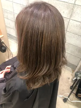 セミロング カラー ポルトユイ エツのヘアスタイル