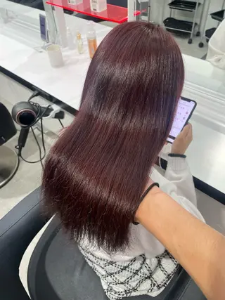 ロング カラー 縮毛ブリーチ／黒染め 複雑履歴／ホワイトのヘアスタイル