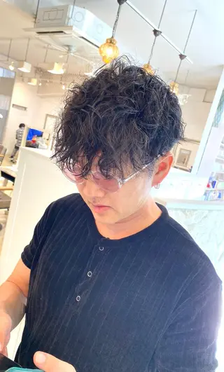 ショート カラー パーマ メンズ 饒平名 知也のヘアスタイル