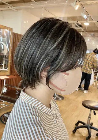 ショート カラー 白髪ぼかし バレイヤージュ志鎌のヘアスタイル