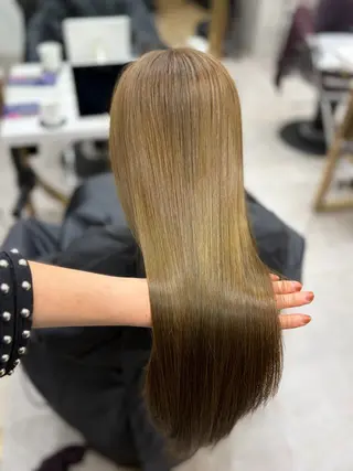 ロング みのりハイトーン デザインカラーのヘアスタイル