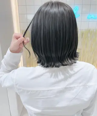 ショート 透明感オリーブ🫒/ ブリーチなしWカラーのヘアスタイル