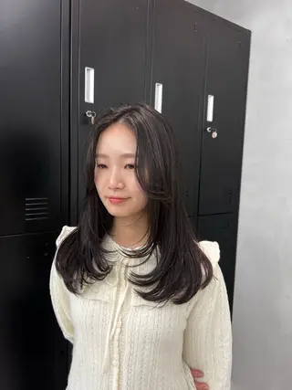 セミロング 小森聖奈 韓国風レイヤーカットのヘアスタイル