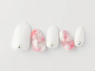 ショート Tiary🤍 Sachikaのネイルデザイン