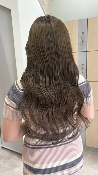 ロング カラー SAKINO ベージュカラーのヘアスタイル