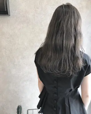 セミロング カラー 顔周りレイヤーカット ブリーチminamiのヘアスタイル