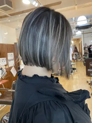 ショート カラー 白髪ぼかし バレイヤージュ志鎌のヘアスタイル
