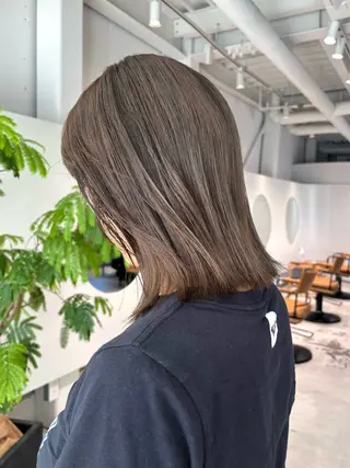 カラー 岡あかね ブリーチ なし透明感ベージュのヘアスタイル