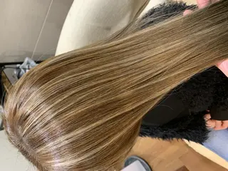 ロング カラー ハイトーン得意😍 Lumiereのヘアスタイル