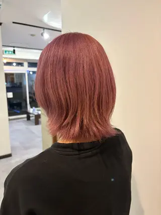 ミディアム カラー 黒川 綾音のヘアスタイル