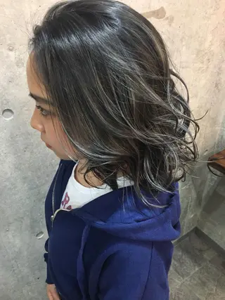 ミディアム 鷺谷 玲奈のヘアスタイル