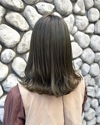 ミディアム 透明感オリーブ🫒/ ブリーチなしWカラーのヘアスタイル