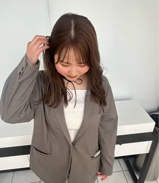 セミロング カラー 堀 偉月のヘアスタイル