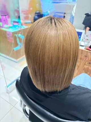 ショート 🧸柔らかベージュ/ 顔周りレイヤー/ミクのヘアスタイル