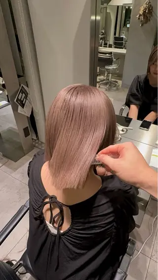 ショート カラー ケアブリーチ レイヤーカットのヘアスタイル