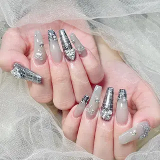 ネイル 🦋 Queenieのネイルデザイン