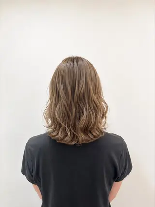 セミロング カラー ブリーチカラー🦖 岡部木乃夏のヘアスタイル