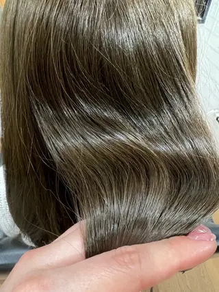 セミロング カラー イリオモテ レナのヘアスタイル
