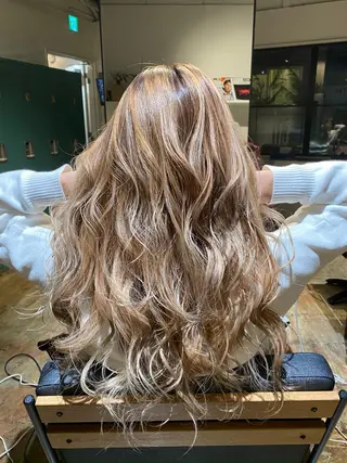 セミロング ブリーチ毛矯正.髪質 改善.髪にドラマをのヘアスタイル