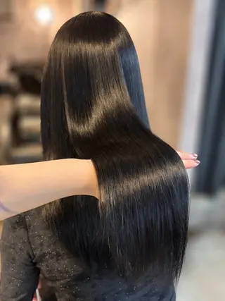 セミロング elu あやね💜 🫧カラー・縮毛矯正のヘアスタイル