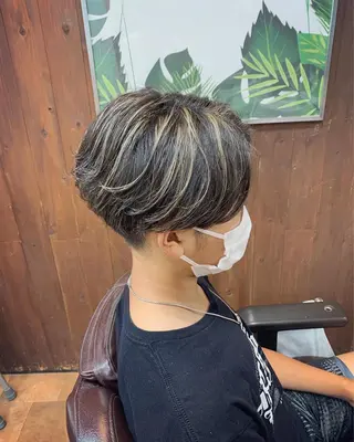 ショート カラー 三谷 天兵のヘアスタイル