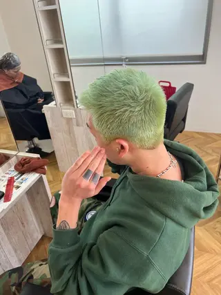 ショート カラー ブリーチ特化 梅田本多翔のヘアスタイル