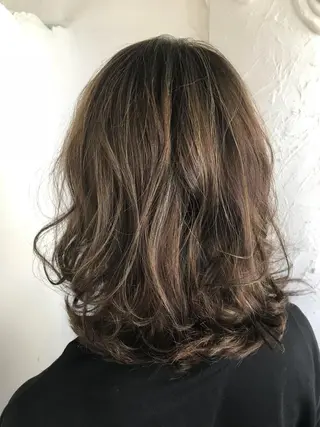 ミディアム カラー 伊藤 優希のヘアスタイル