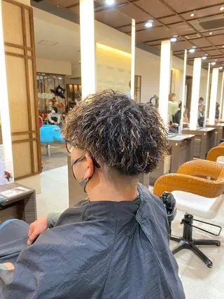 カラー パーマ メンズ スパイラル波巻き パーマ井本汰壱のヘアスタイル