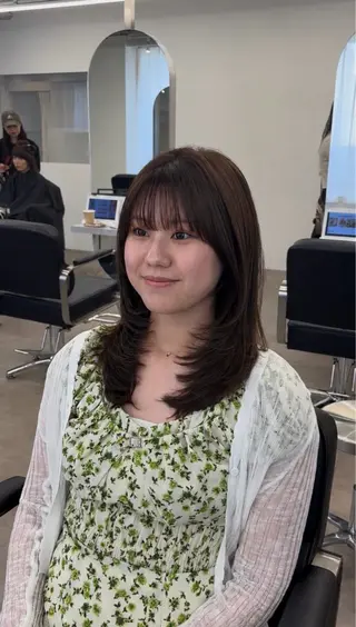 ミディアム カラー 渡辺 彩乃のヘアスタイル