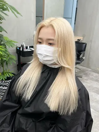 セミロング カラー イツク ⚡️ ルーツ/ハイトーンのヘアスタイル