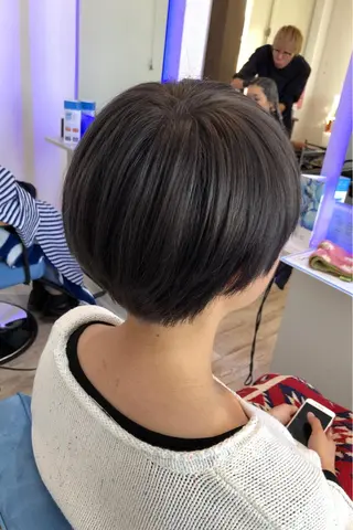 ショート カラー 白井 つづりのヘアスタイル