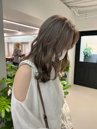 ミディアム カラー ハイトーンボブ 前田 表参道　グレージュのヘアスタイル