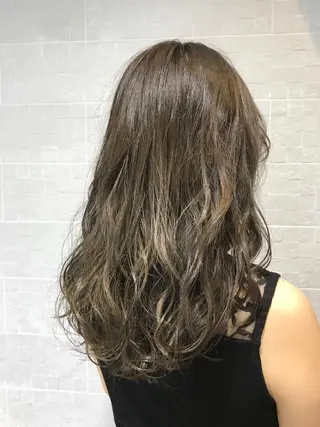 セミロング カラー パーマ ブリーチ特化 梅田本多翔のヘアスタイル