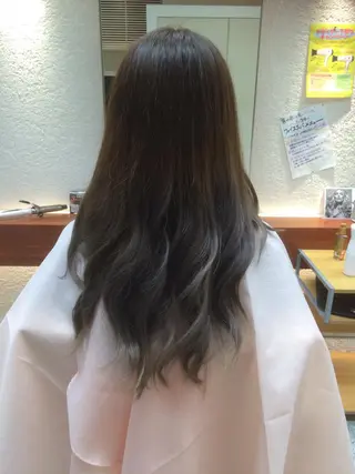ロング カラー 伊藤 桃のヘアスタイル