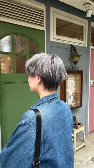 ショート カラー BRITS 渡辺 菜々子のヘアスタイル