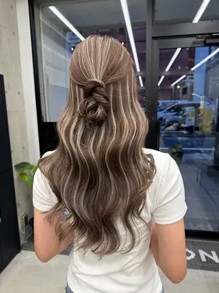 カラー Asami／名古屋／ ハイトーン／デザインのヘアスタイル