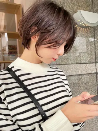 ショート 透明感オリーブ🫒/ ブリーチなしWカラーのヘアスタイル