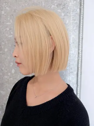 ショート カラー 失敗しないハイトーン ミルクティーベージュのヘアスタイル